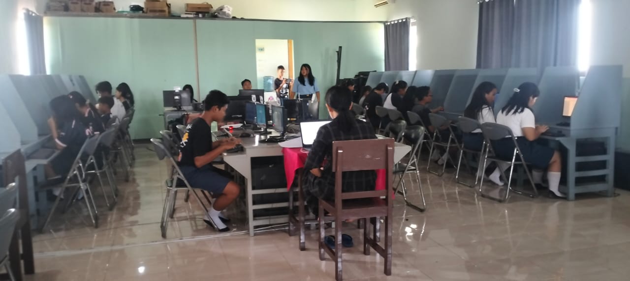 Parade Bulan Bahasa Siswa SMP Xaverius Metro