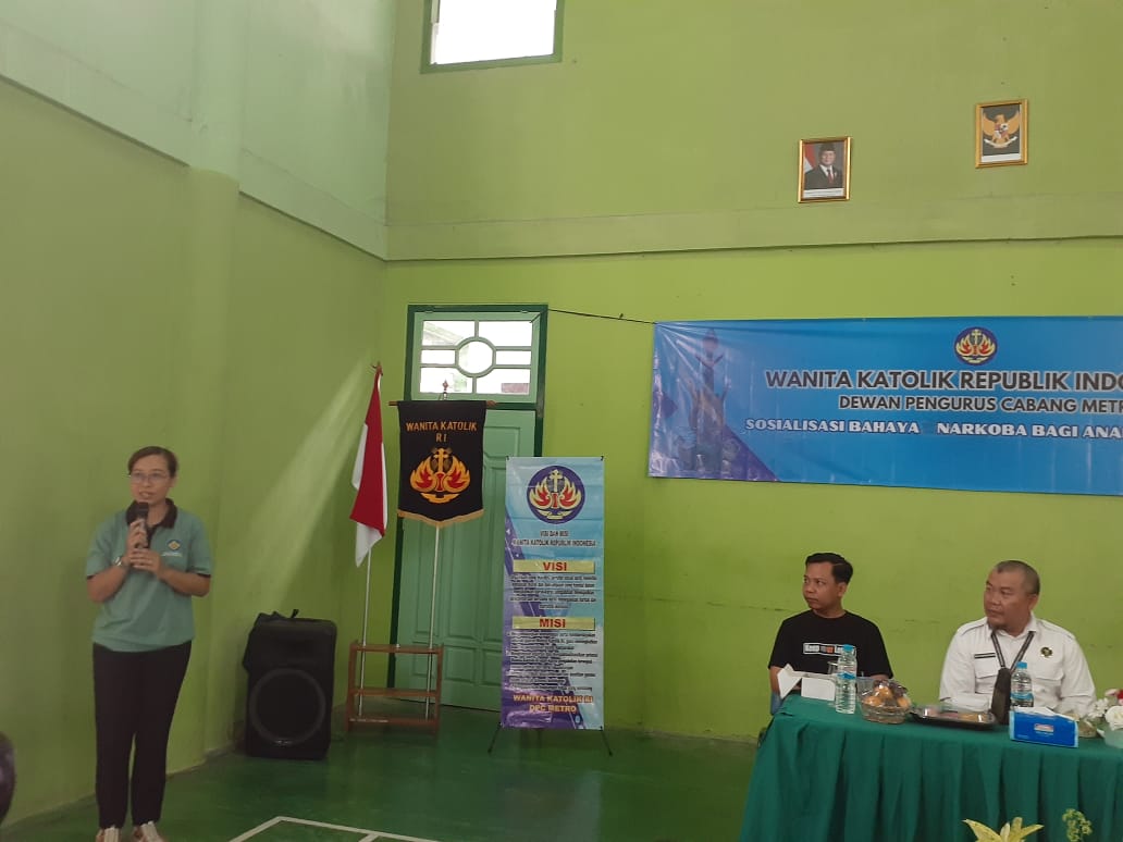 Narasumber BNN memberikan penjelasan kepada siswa SMP Xaverius Metro