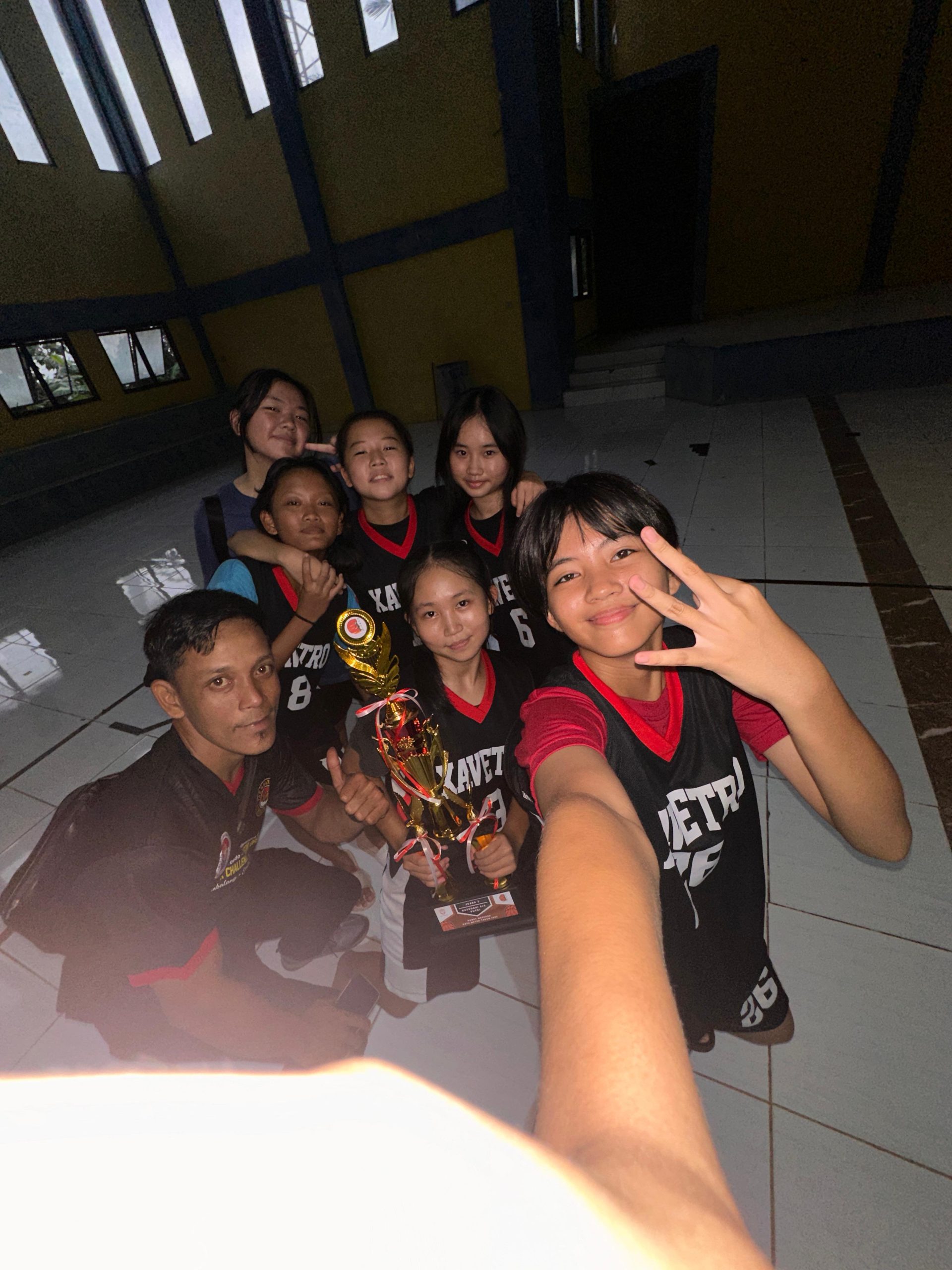Aksi tim putri SMP Xaverius Metro