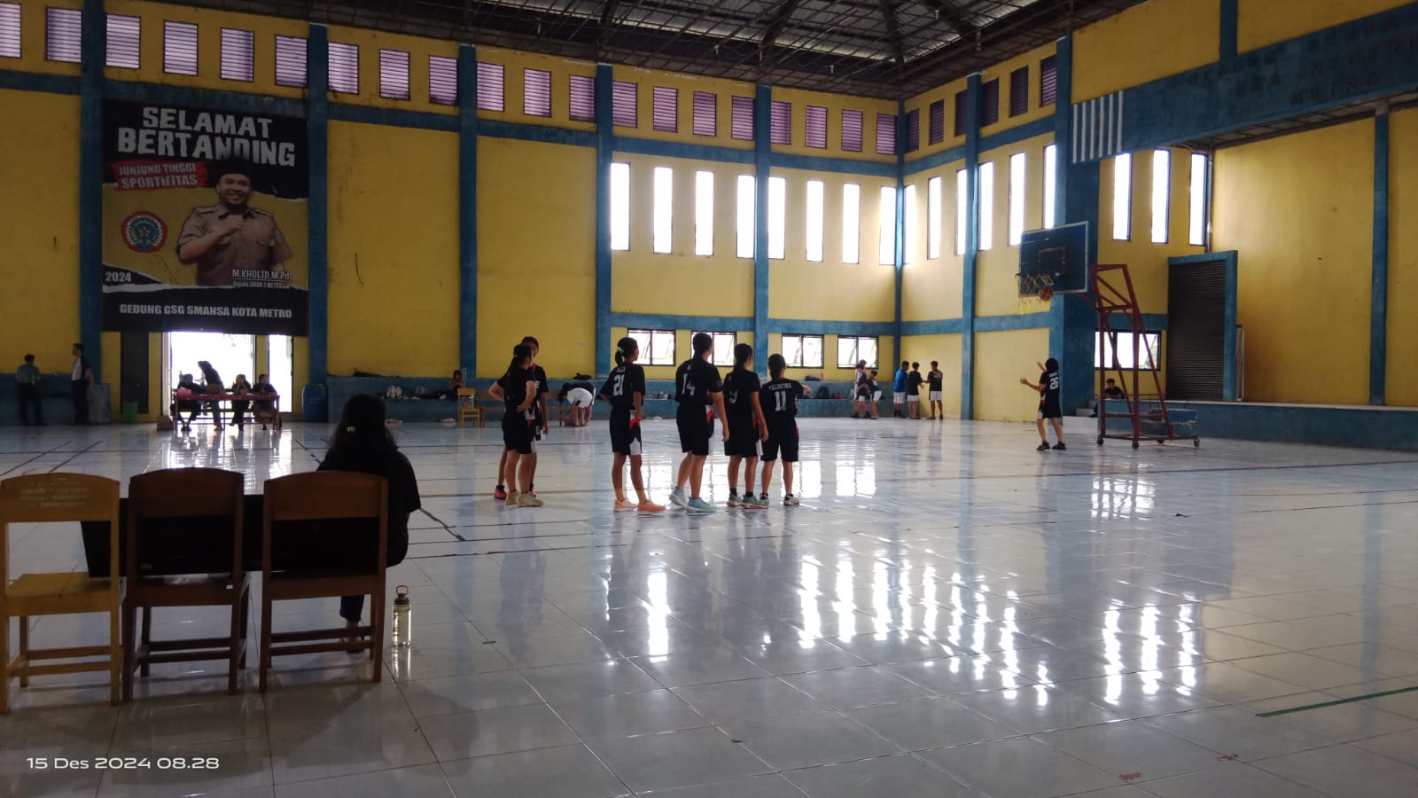Penyerahan piala juara turnamen basket antar SMP