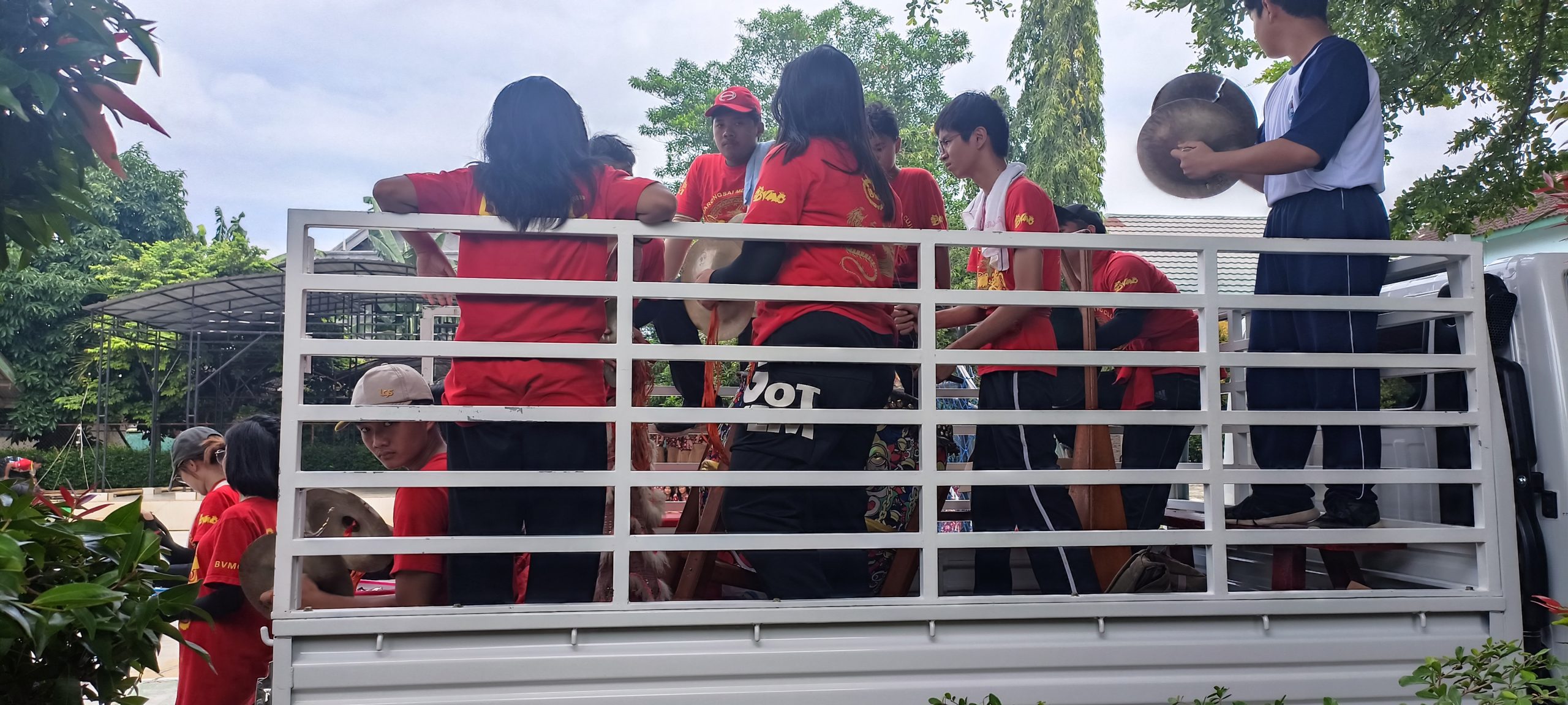 Penonton antusias menyambut barongsai