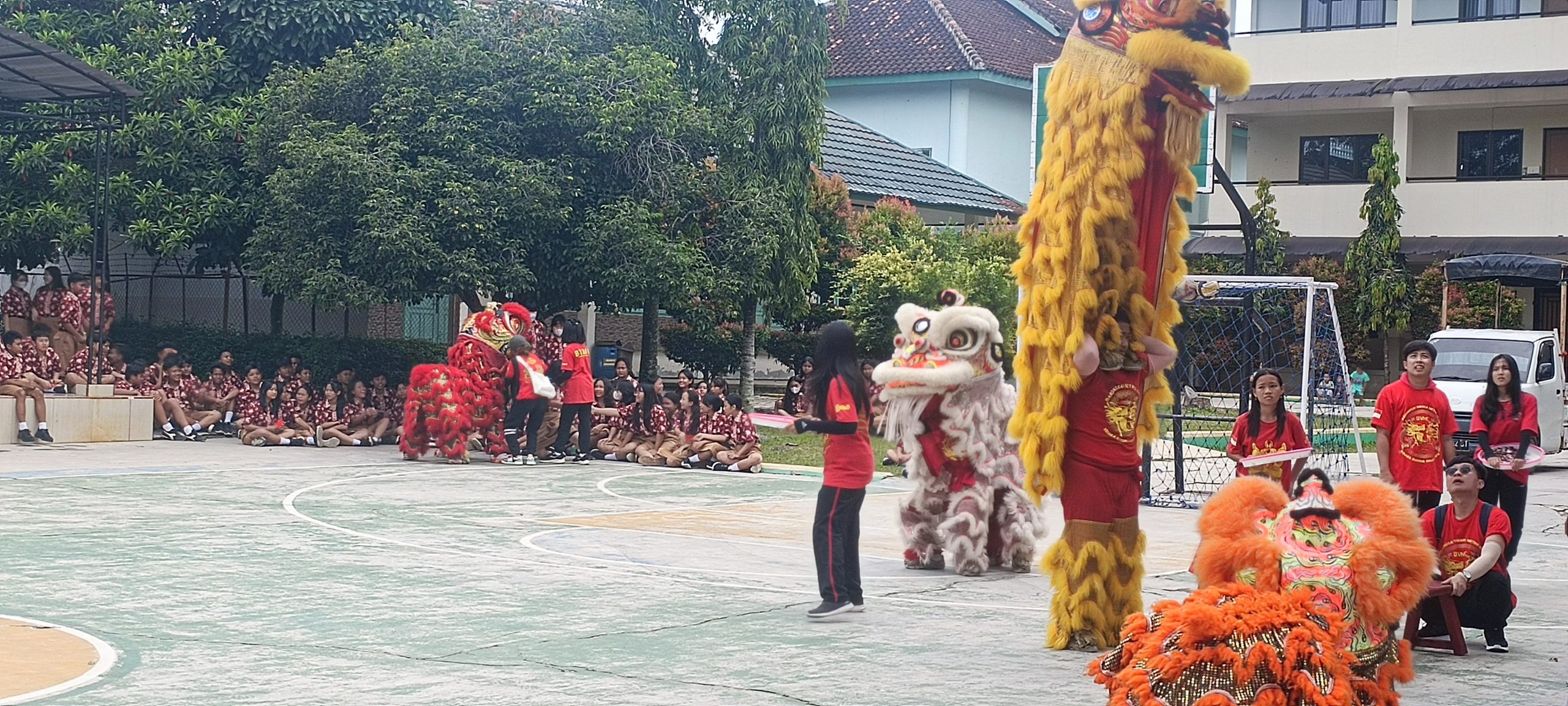 Barongsai tampil di aula sekolah