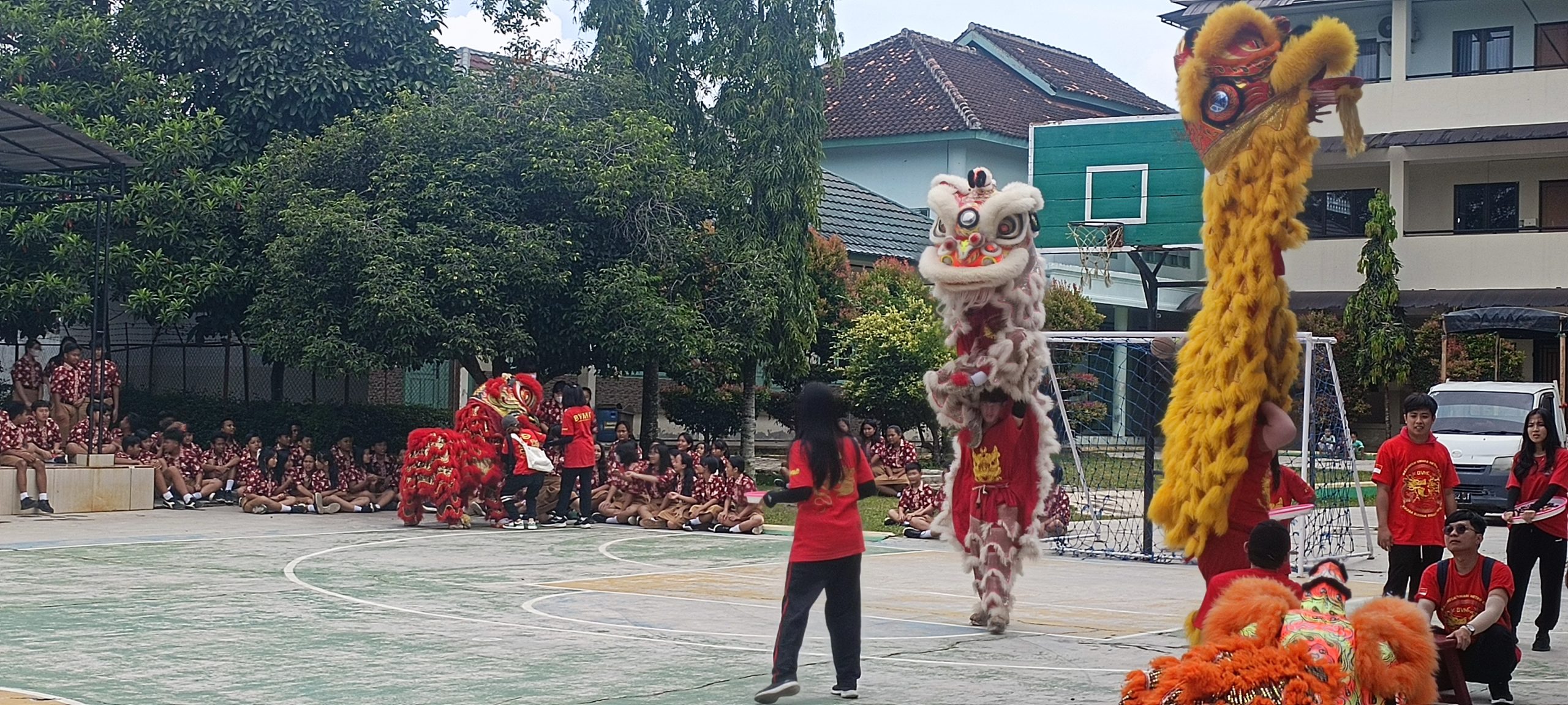 Aksi Barongsai BVMC di SMP Xaverius Metro