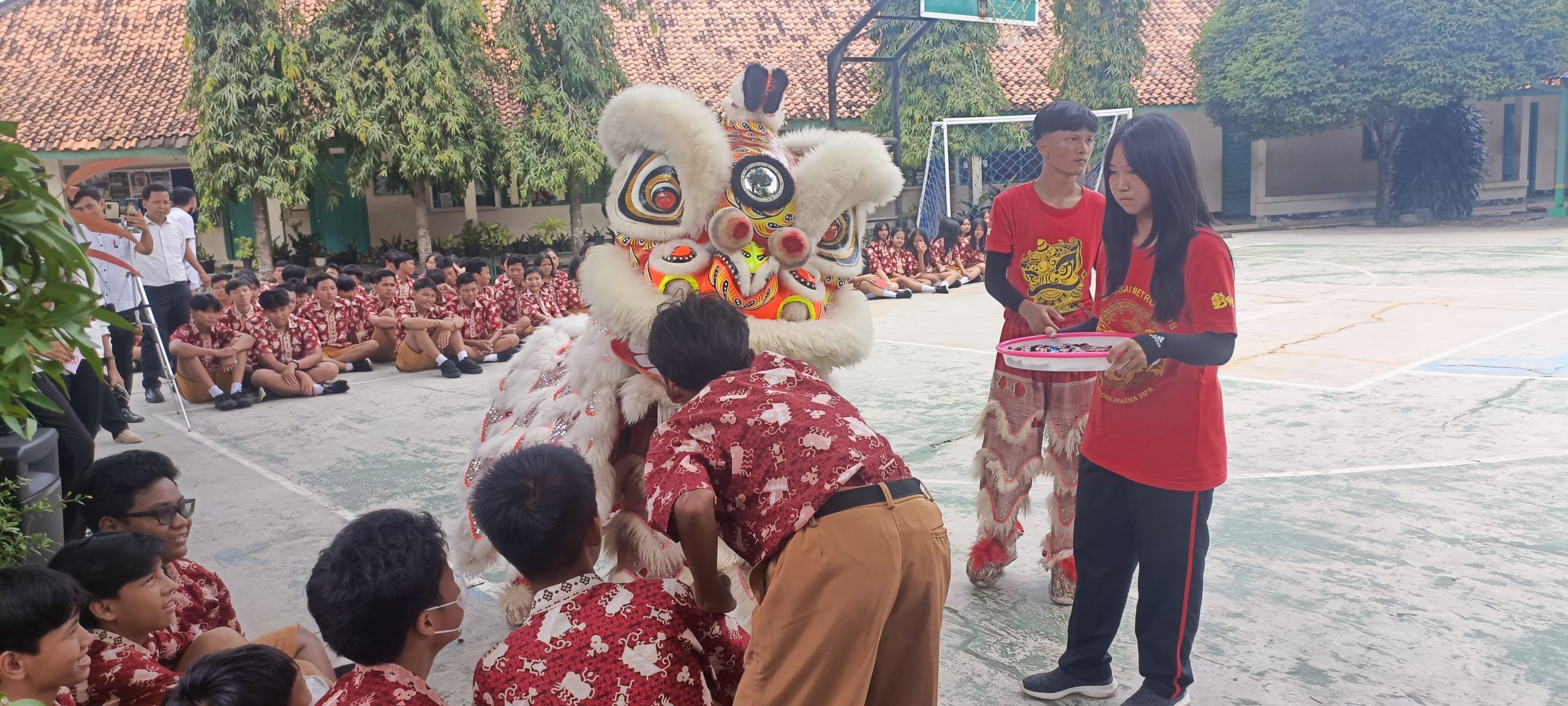 Kepala Sekolah menyapa siswa dalam acara Imlek