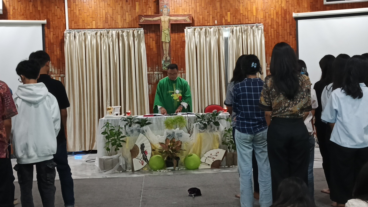 Kerja sama siswa SMP Xaverius Metro dalam outbond