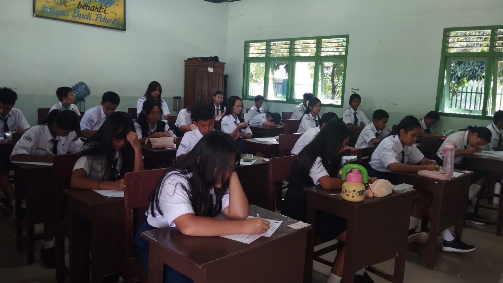 Siswa SMP Xaverius Metro mengikuti Penilaian Sumatif Tengah Semester Ganjil 2025