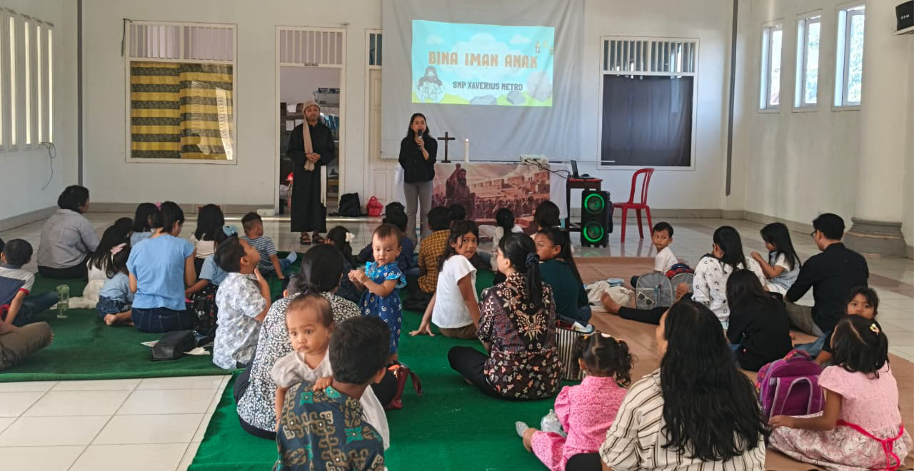 Anak-anak SMP Xaverius Metro mengikuti Bina Iman di Gereja Hati Kudus Yesus Metro