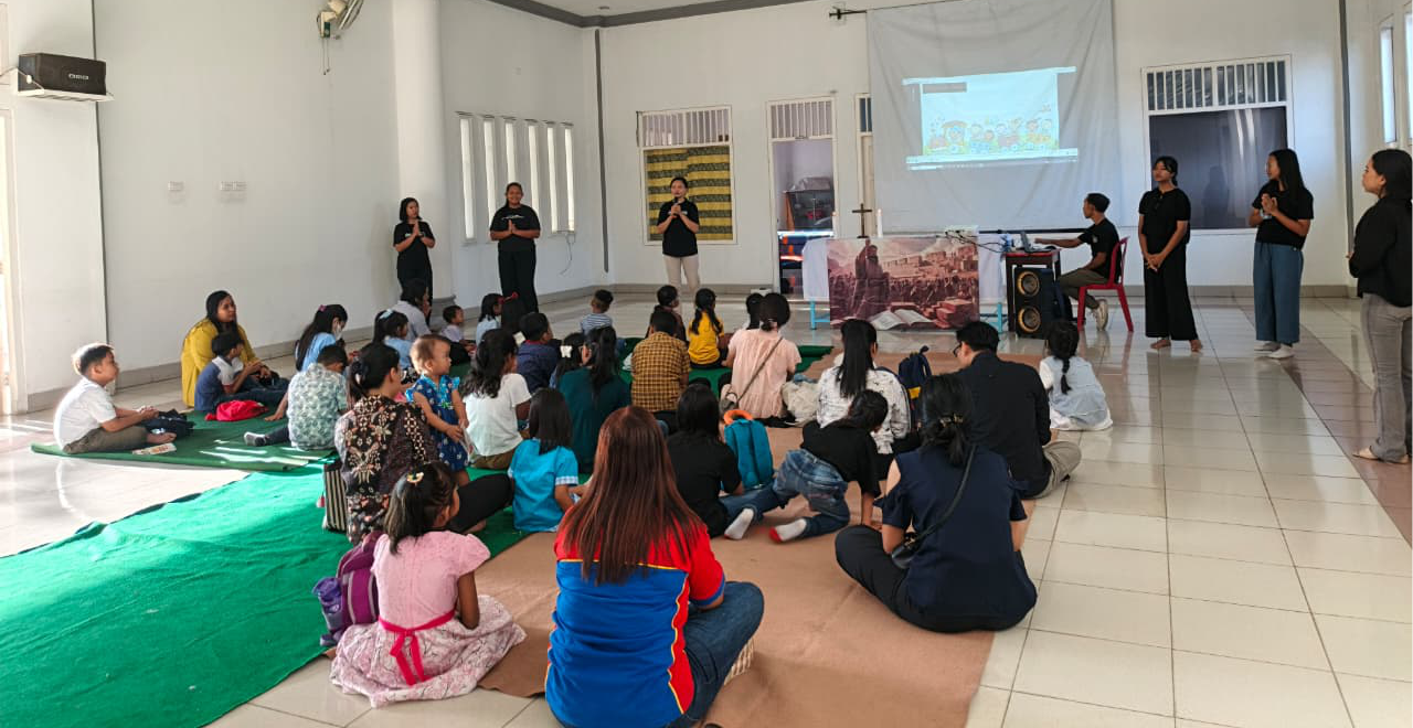 Anak-anak SMP Xaverius Metro berdoa dan bernyanyi dalam kegiatan Bina Iman