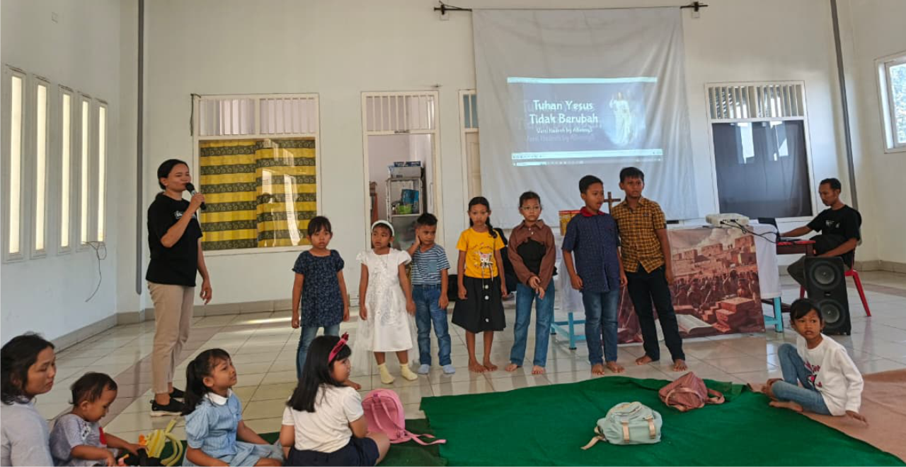 Siswa SMP Xaverius Metro berfoto bersama setelah kegiatan Bina Iman Anak Paroki Metro